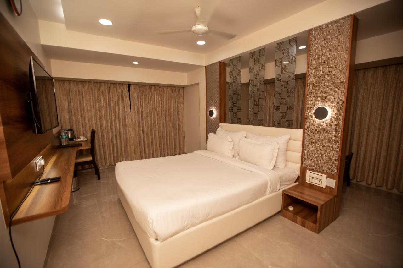 Hotel Naaz Executive Mumbai Exteriör bild