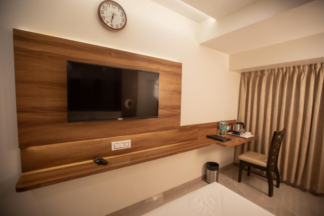 Hotel Naaz Executive Mumbai Exteriör bild
