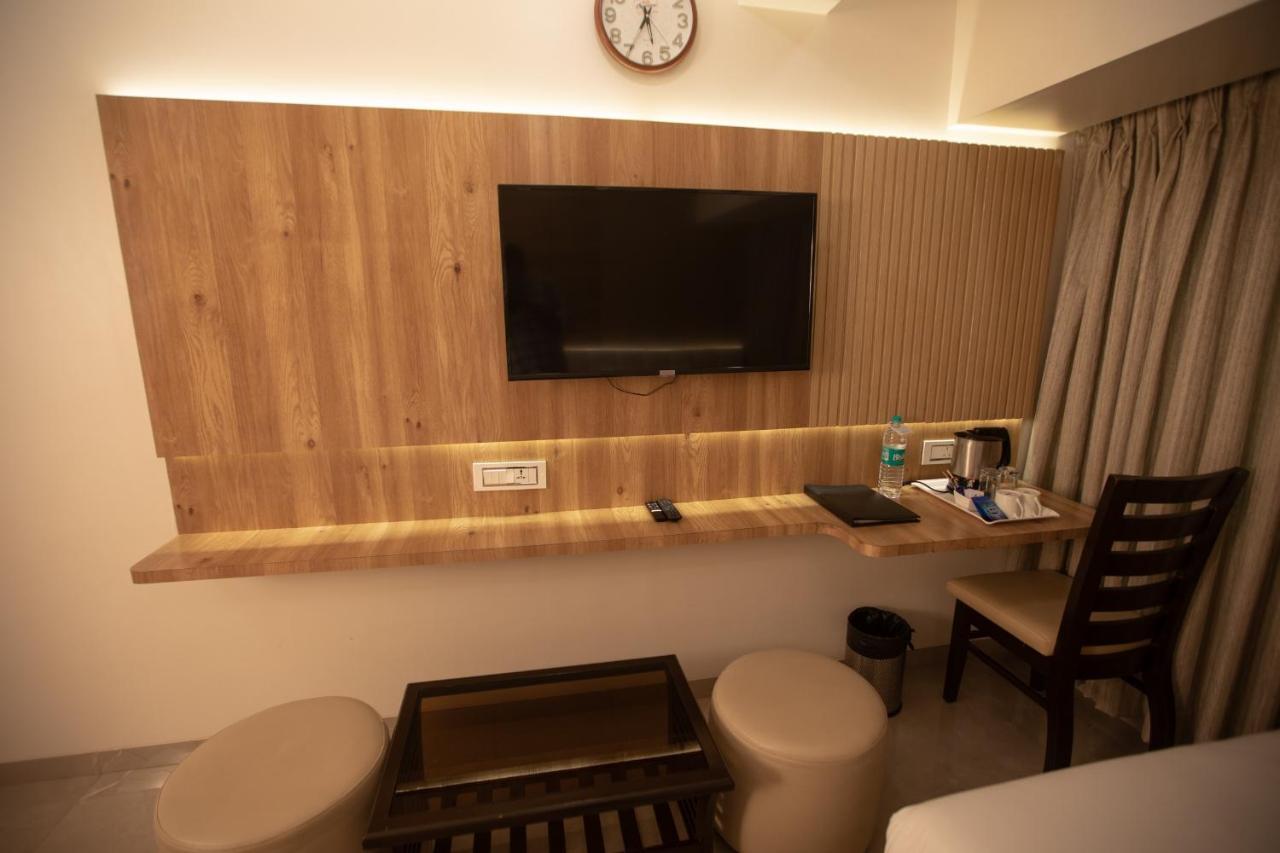 Hotel Naaz Executive Mumbai Exteriör bild