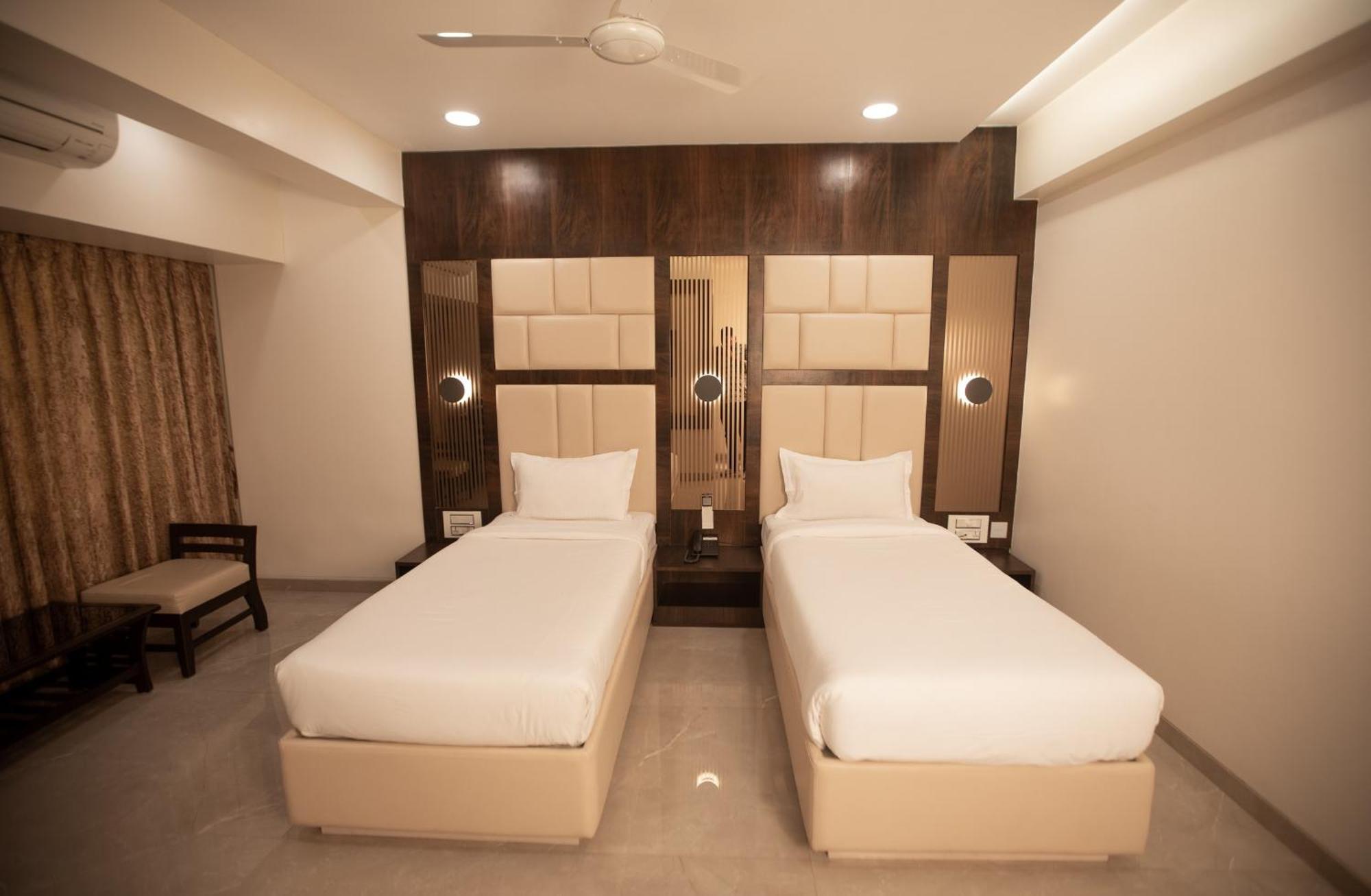 Hotel Naaz Executive Mumbai Exteriör bild
