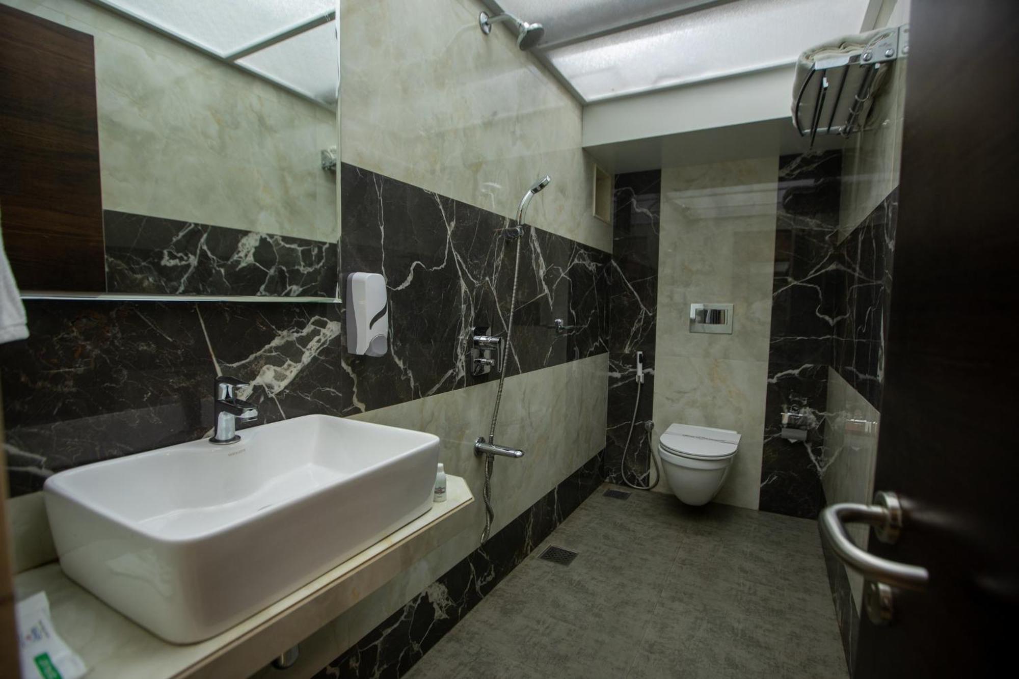 Hotel Naaz Executive Mumbai Exteriör bild