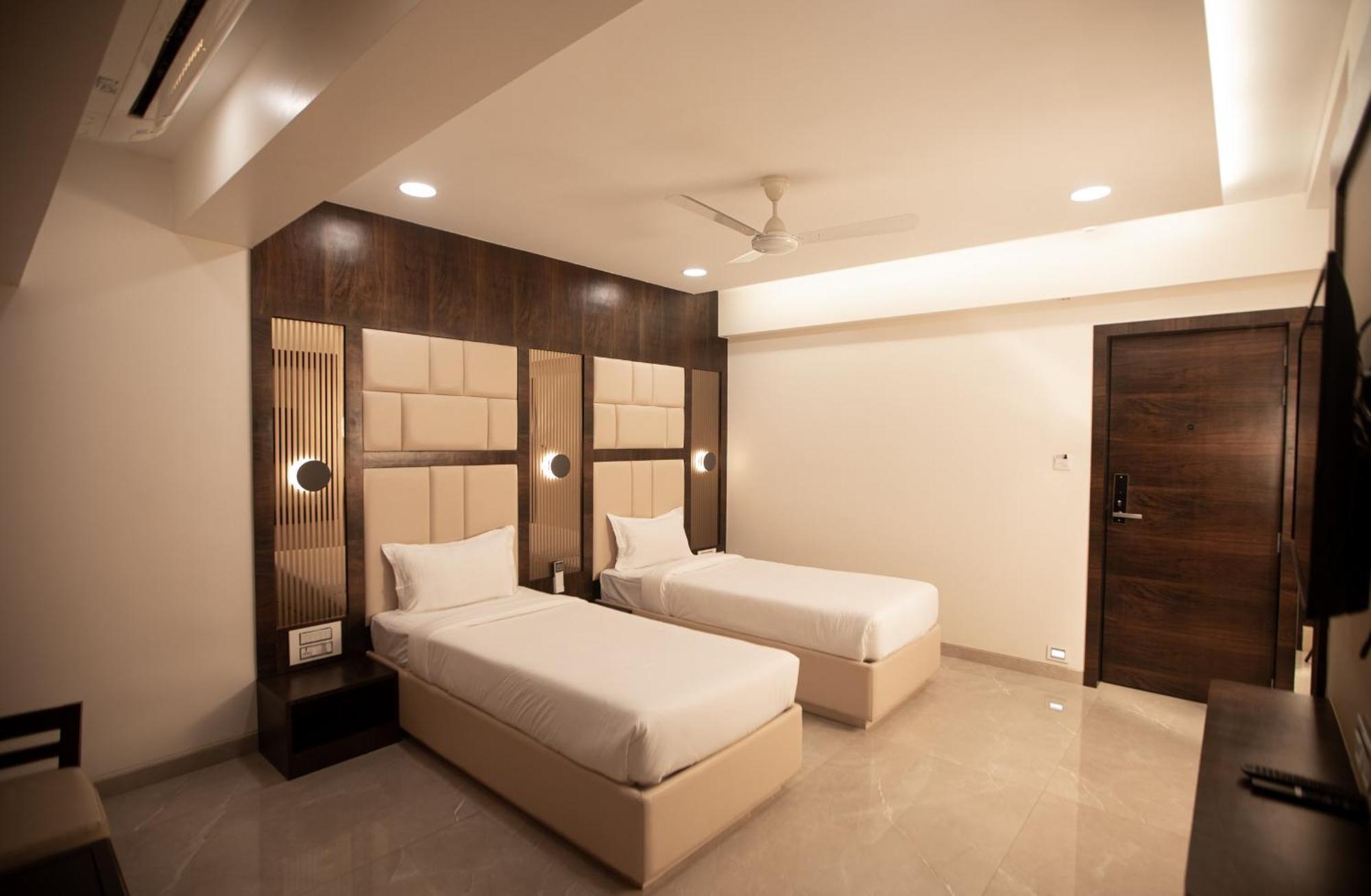 Hotel Naaz Executive Mumbai Exteriör bild