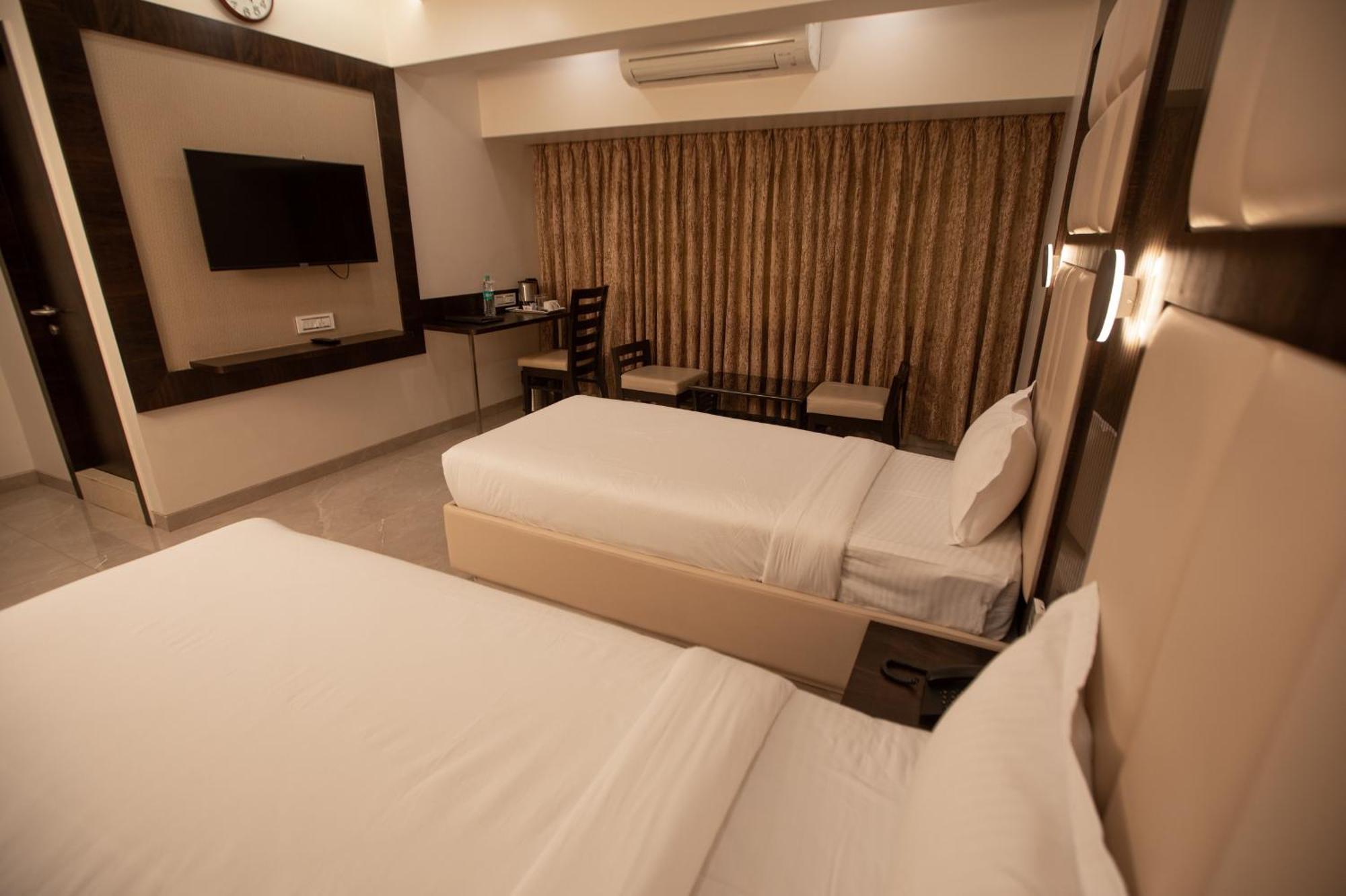 Hotel Naaz Executive Mumbai Exteriör bild