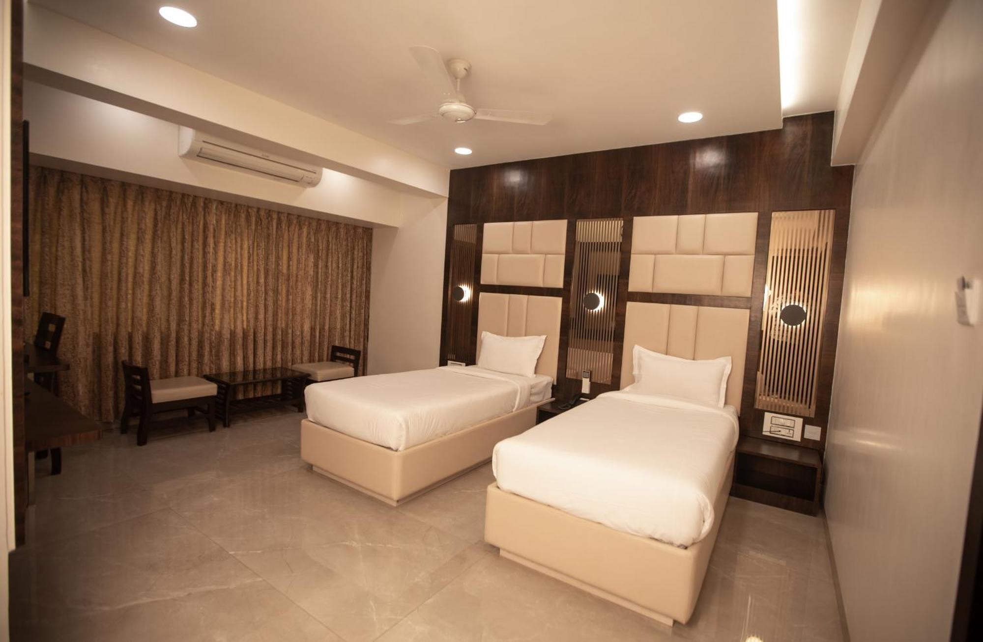 Hotel Naaz Executive Mumbai Exteriör bild